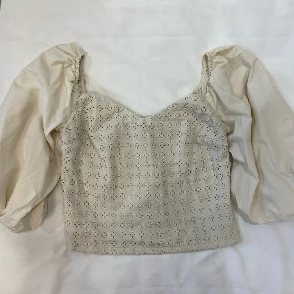 🦢 Express Eyelet Puff Sleeve Top 🦢 - Picture 5 of 10